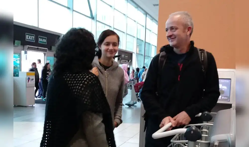 Jovencita captada por falso gurú volvió a España con su padre y su bebé