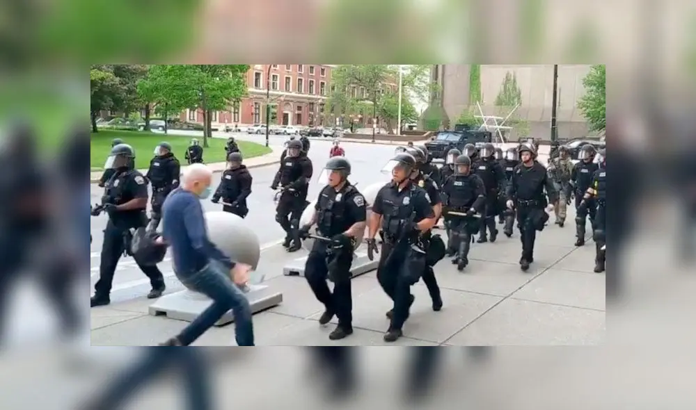 Ambos agentes fueron denunciados y ahora enfrentan cargos ante la justicia. Foto: captura Ambos agentes fueron denunciados y ahora enfrentan cargos ante la justicia. Foto: captura