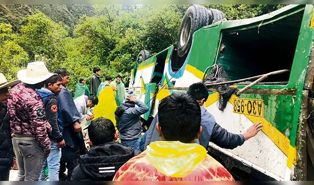 Bus.  Quedó con las llantas arriba tras rodar por 40 metros.