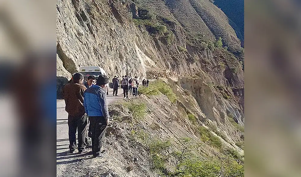 Tragedia. Vehículo cayó al abismo arrastrado por derrumbe. Foto: difusión Tragedia. Vehículo cayó al abismo arrastrado por derrumbe. Foto: difusión