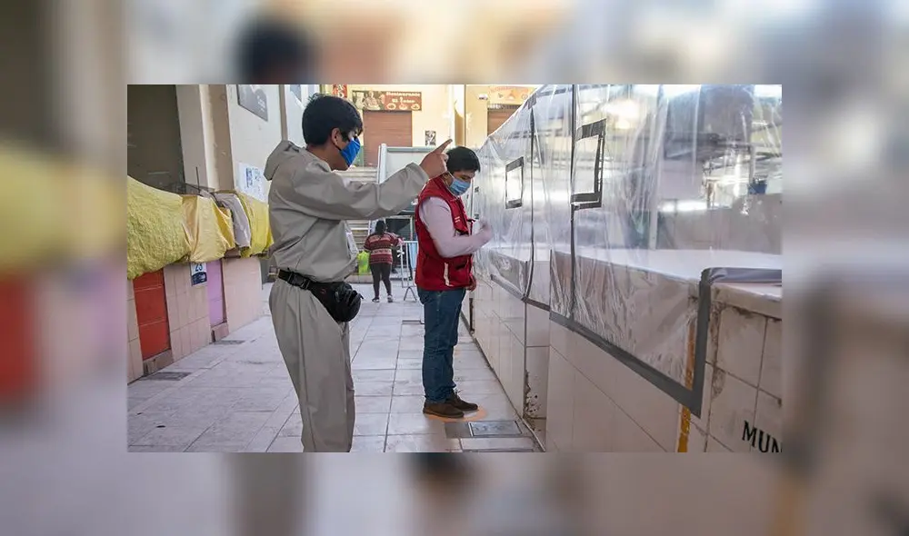 Comerciantes optaron por colocar micas transparentes como medida para el distanciamiento en mercado de Arequipa. Comerciantes optaron por colocar micas transparentes como medida para el distanciamiento en mercado de Arequipa.