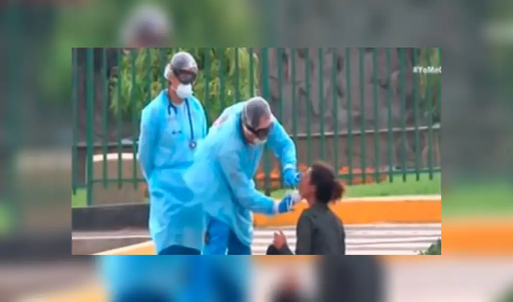 La mujer tuvo que esperar durante varias horas para que personal de salud acuda al lugar. Foto: Captura/Panamericana.