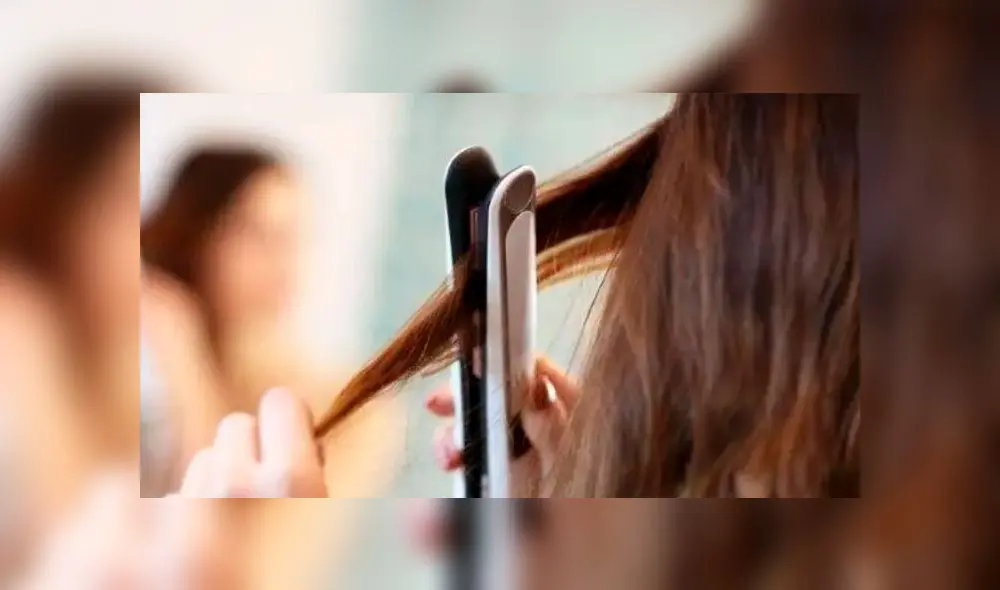 Joven muere electrocutada al usar una plancha para el cabello [VIDEO]