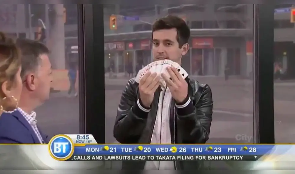 Jesús Alzamora indicó que le resultó difícil hablar en inglés y hacer el truco de magia al mismo tiempo. (Foto: Captura BT) Jesús Alzamora indicó que le resultó difícil hablar en inglés y hacer el truco de magia al mismo tiempo. (Foto: Captura BT)