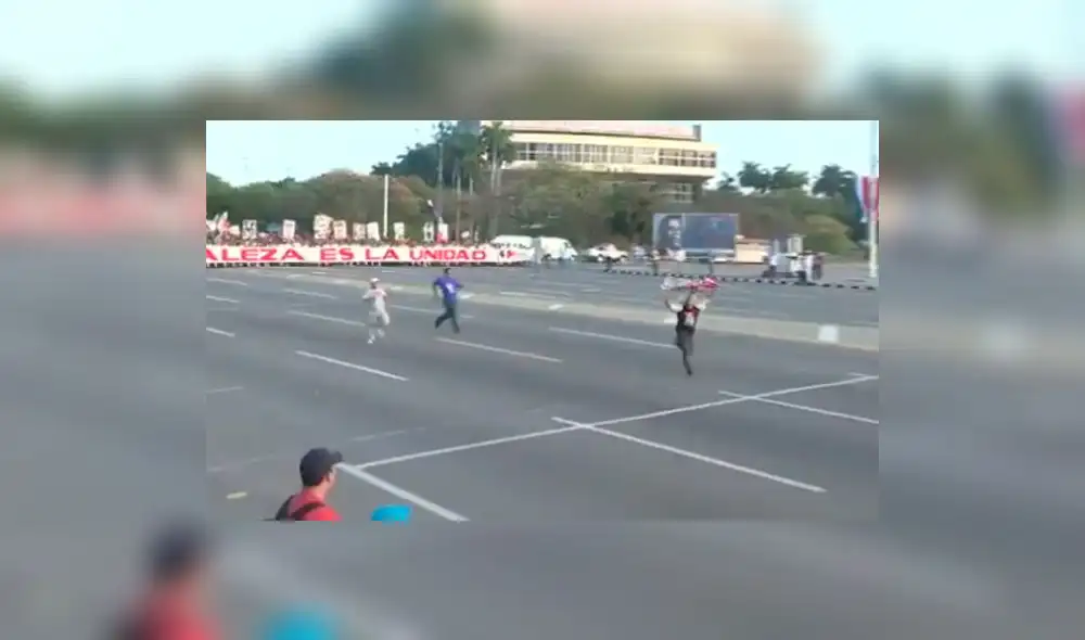 Twitter: Hombre irrumpe en marcha oficialista en Cuba con bandera de EE.UU. Twitter: Hombre irrumpe en marcha oficialista en Cuba con bandera de EE.UU.