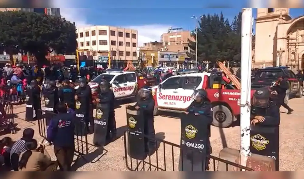 Cómicos ambulantes se niegan a desocupar plaza de Armas de Juliaca [VIDEO]