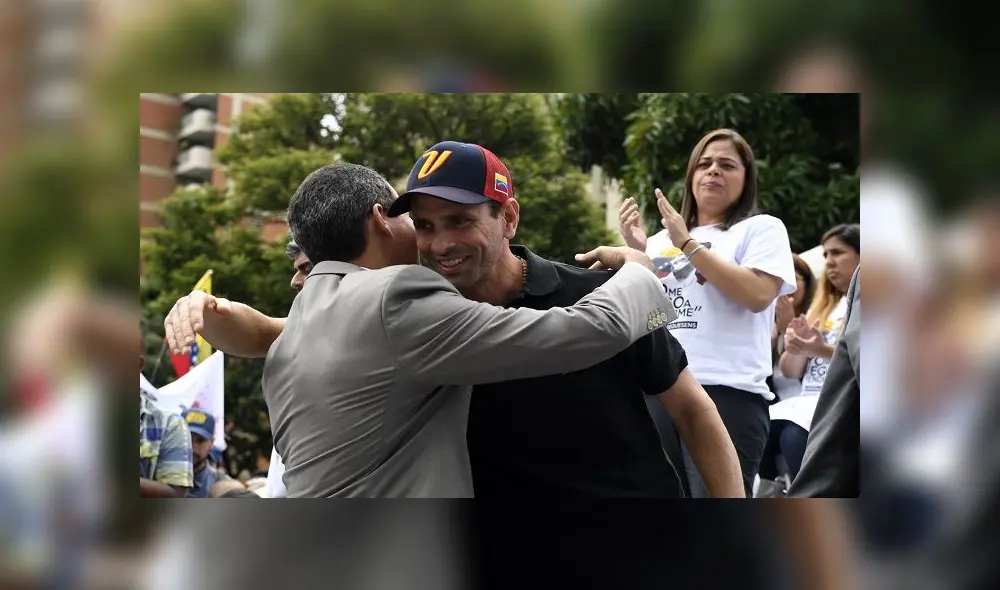Venezuelan opposition leader and self-proclaimed acting President Juan Guaido (L) embraces the former Governor of Miranda (2008�2017) Henrique Capriles Radonski during a demo to demand jailed Venezuelan Deputy Juan Requesens be freed in Caracas on August 7, 2019, a year after his detention. (Photo by Federico Parra / AFP) Venezuelan opposition leader and self-proclaimed acting President Juan Guaido (L) embraces the former Governor of Miranda (2008�2017) Henrique Capriles Radonski during a demo to demand jailed Venezuelan Deputy Juan Requesens be freed in Caracas on August 7, 2019, a year after his detention. (Photo by Federico Parra / AFP)