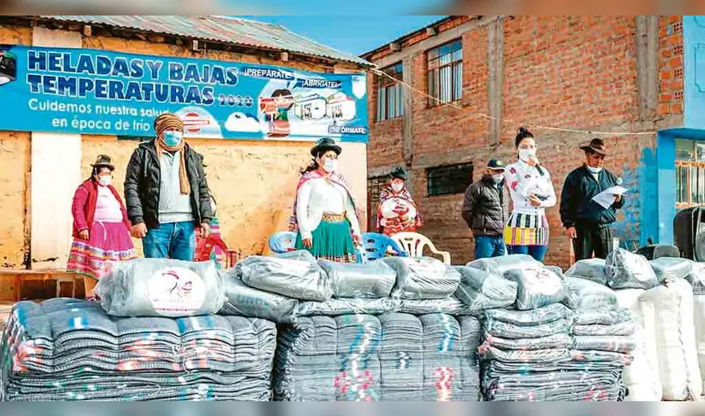 cuestionado. La frazadas entregadas a los beneficiarios estaban en bolsas que llevaban impreso el logo del Comité de Damas y el nombre de Jennifer Neira. cuestionado. La frazadas entregadas a los beneficiarios estaban en bolsas que llevaban impreso el logo del Comité de Damas y el nombre de Jennifer Neira.