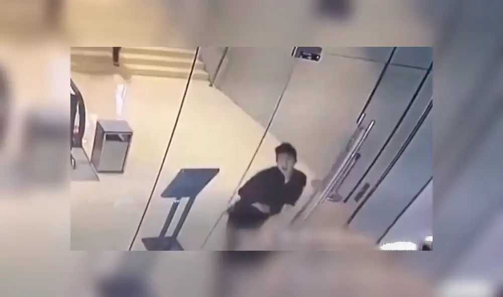 YouTube viral: joven se estampa contra puerta de vidrio y termina rompiéndola en mil pedazos [VIDEO] 