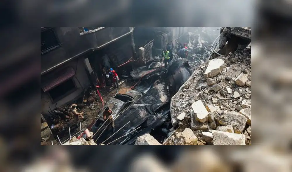 Accidente aéreo en Pakistán. Foto: AFP. Accidente aéreo en Pakistán. Foto: AFP.