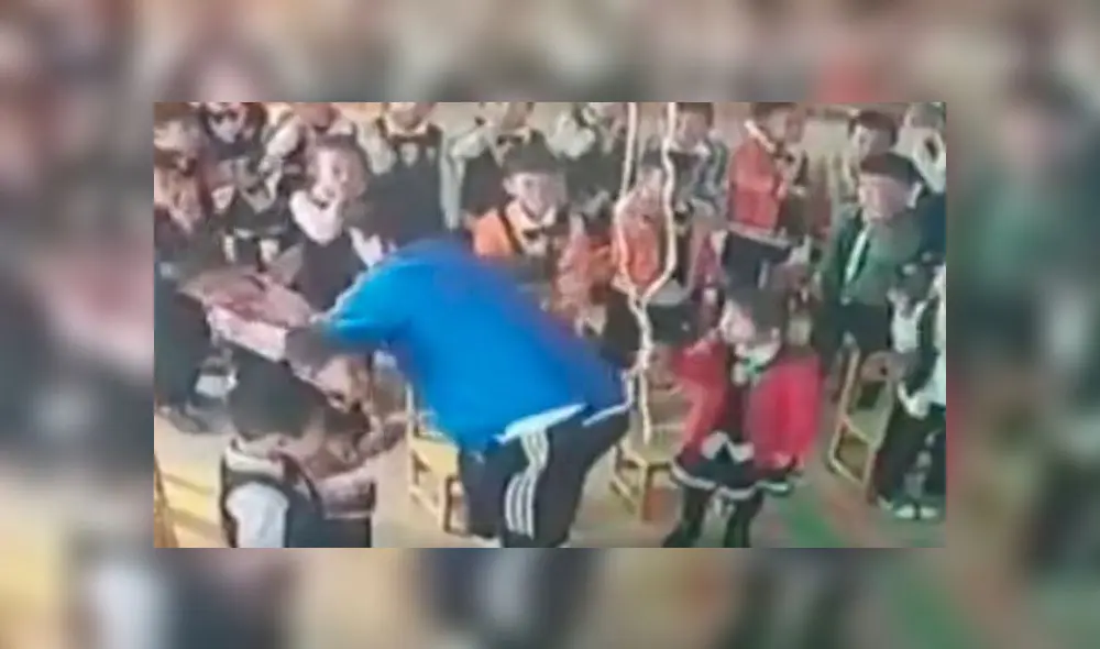 El video muestra al profesor maltratando a sus alumnos. Fuente: captura de pantalla.