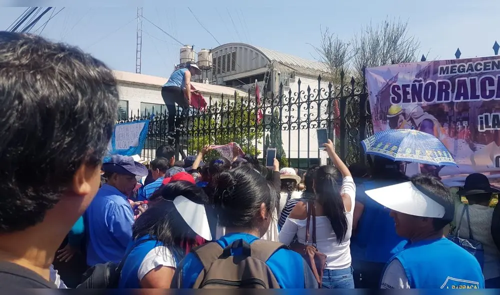 Comerciante sube a reja del municipio de Arequipa en protesta por retraso en obra Comerciante sube a reja del municipio de Arequipa en protesta por retraso en obra