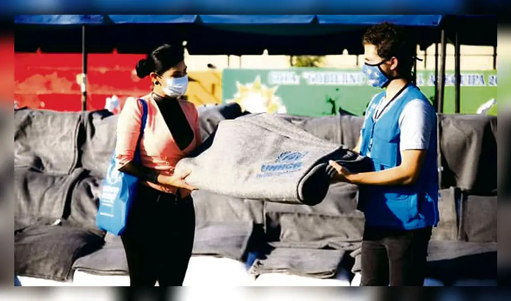 Entrega. Frazadas dadas por ACNUR en bolsas con el logo del Comité y nombre de Neira.