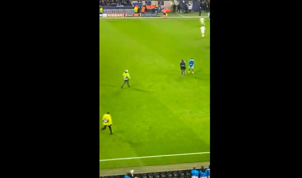 Cristiano Ronaldo empujó a una fanática que ingresó al campo. Foto: Twitter Cristiano Ronaldo empujó a una fanática que ingresó al campo. Foto: Twitter