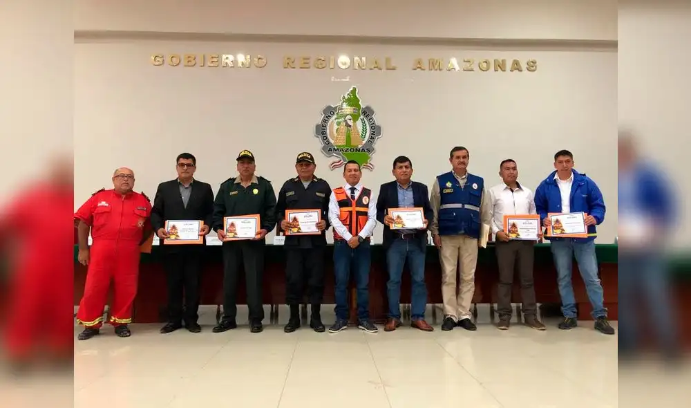 Posaron para la foto las instituciones que fueron reconocidas por INDECI Posaron para la foto las instituciones que fueron reconocidas por INDECI