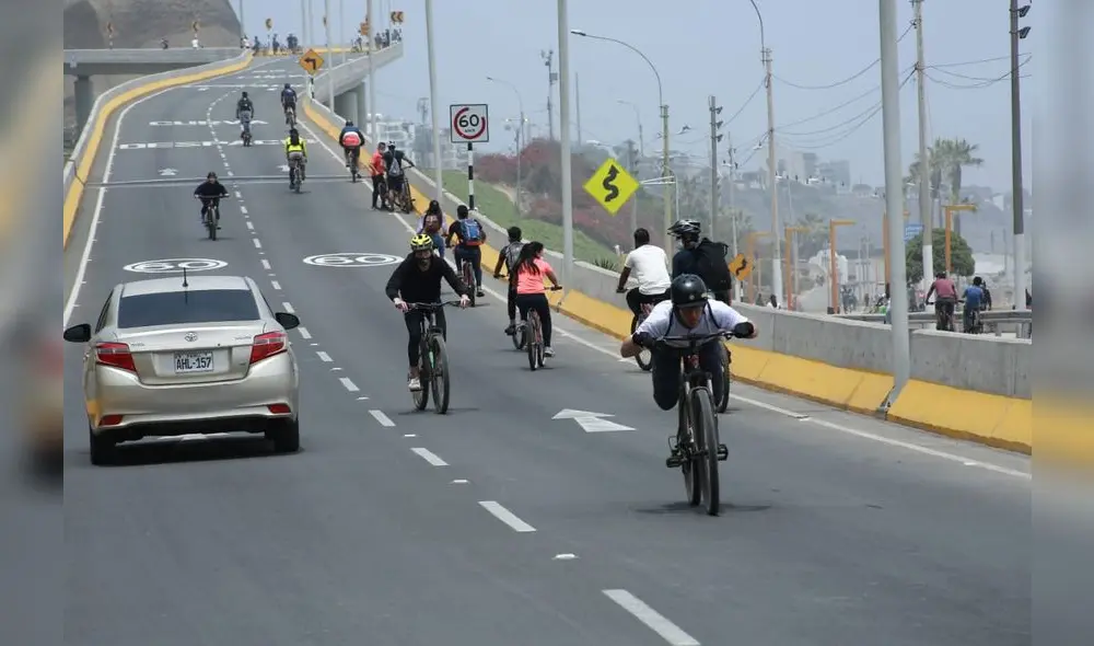 Transeúntes han optado por utilizar bicicletas para transportarse en los domingos de Inmovilización de vehículos | Créditos: John Reyes / La República Transeúntes han optado por utilizar bicicletas para transportarse en los domingos de Inmovilización de vehículos | Créditos: John Reyes / La República
