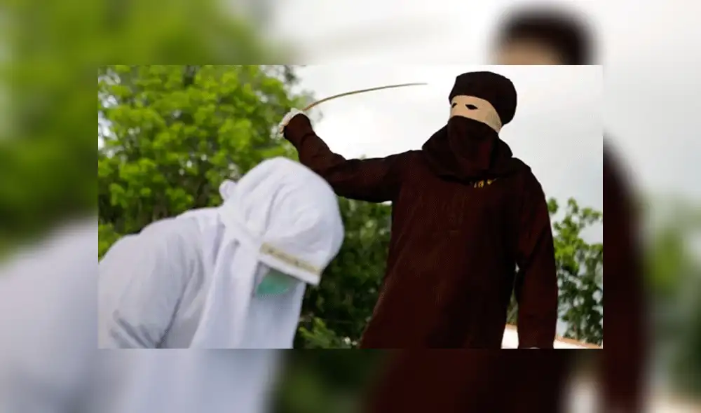 Las indignantes imágenes del castigo con azotes a mujer que cometió adulterio [FOTOS]