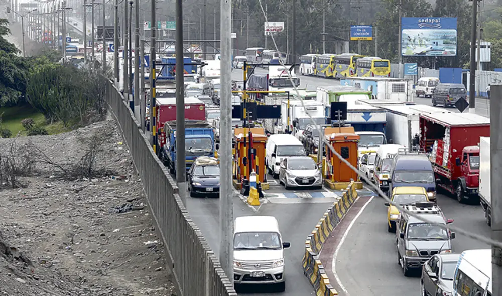 Hora punta. El atolladero empieza en el peaje de la autopista y llega hasta Huachipa. (Foto: Michael Ramón)