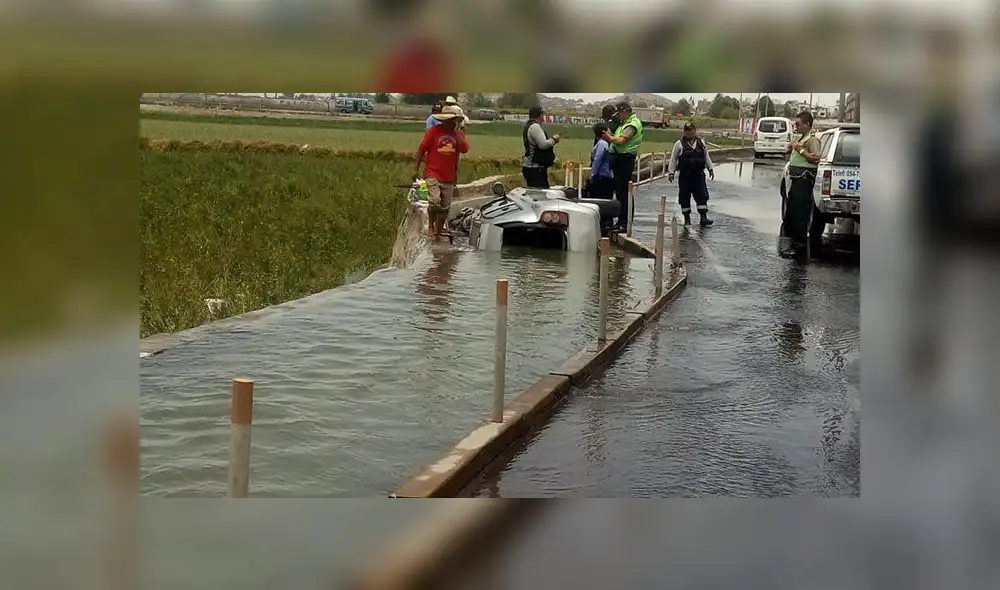 Arequipa: Conductora salva de morir luego que su auto cayera a canal de regadío [VIDEO]