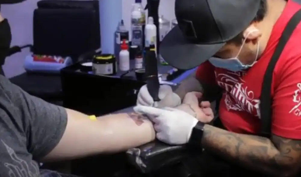 Desliza las imágenes para apreciar el increíble tatuaje que un joven se hizo en el brazo en honor a su perro. Foto: captura de YouTube Desliza las imágenes para apreciar el increíble tatuaje que un joven se hizo en el brazo en honor a su perro. Foto: captura de YouTube