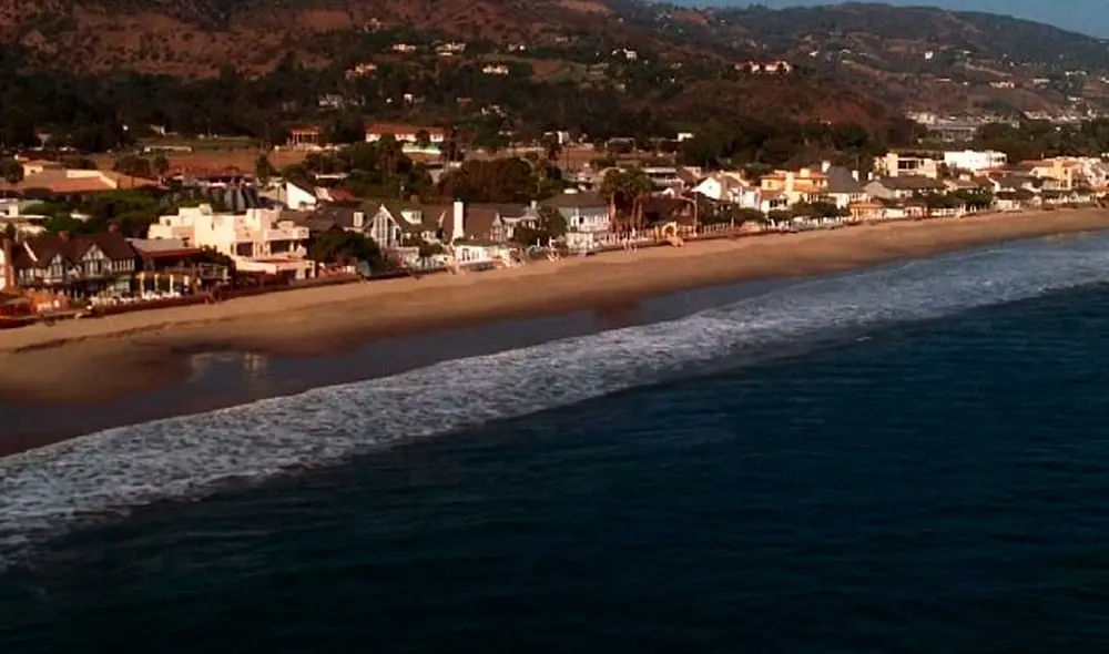 Desliza las imágenes para ver cómo luce la casa de playa que aparece en la serie Two and a half men. Foto: captura de YouTube/Dos hombre y medio