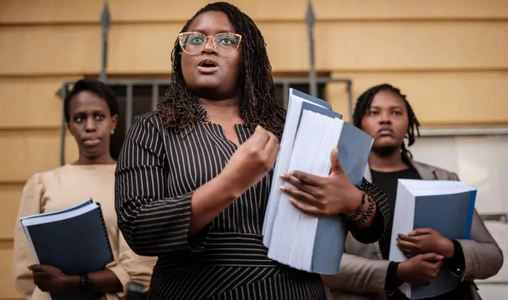 La abogada Mercy Mutemi tras presentar la demanda en el juzgado. Foto:
AFP