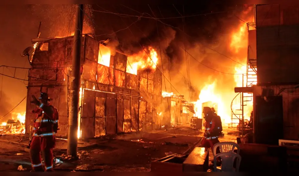 Facebook: Mujer encuentra a su pareja con dos mujeres e incendia la casa Facebook: Mujer encuentra a su pareja con dos mujeres e incendia la casa