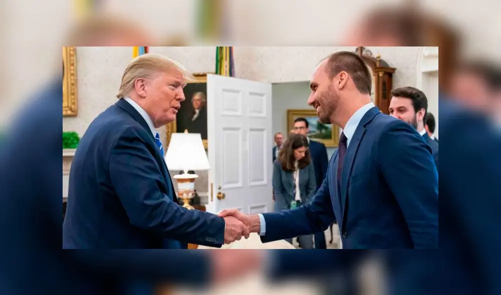 Eduardo Bolsonaro (d) posó con una camiseta en la cual la letra "T" era por Donald Trump (i). Foto: referencial Eduardo Bolsonaro (d) posó con una camiseta en la cual la letra "T" era por Donald Trump (i). Foto: referencial