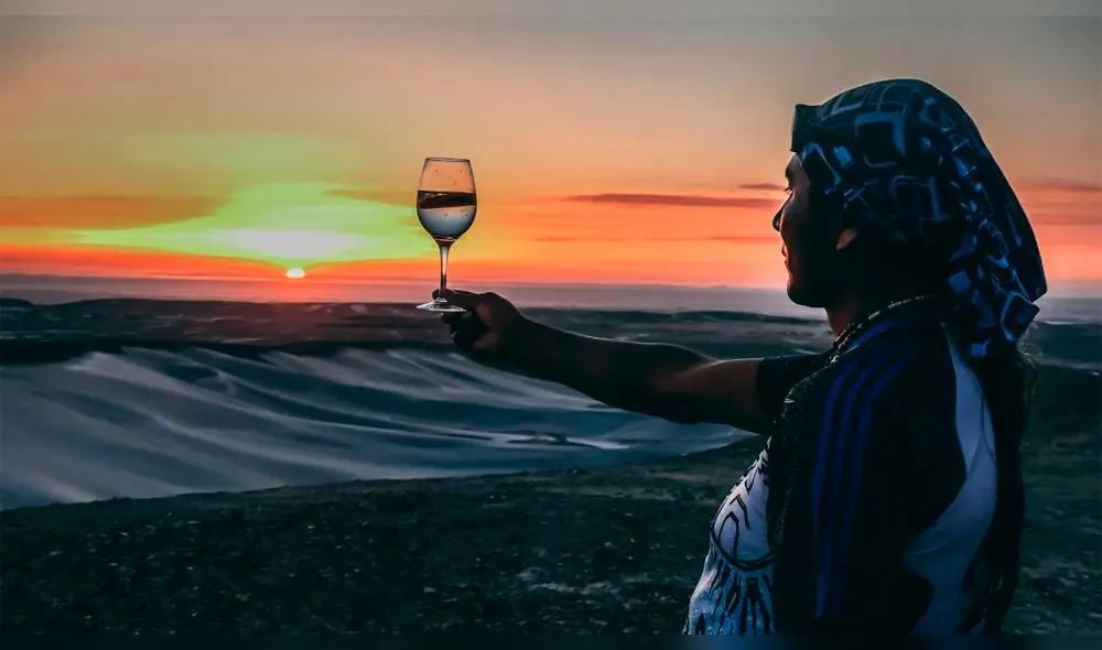 Durante la visita, las personas pueden degustar el piscotonic. Foto: Joel Quicaña