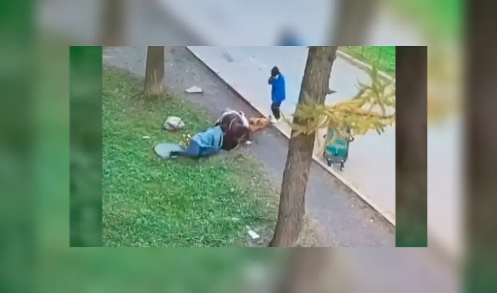 Niño cae a alcantarilla y madre lo salva de inmediato. Foto: Captura/Agencia RIA