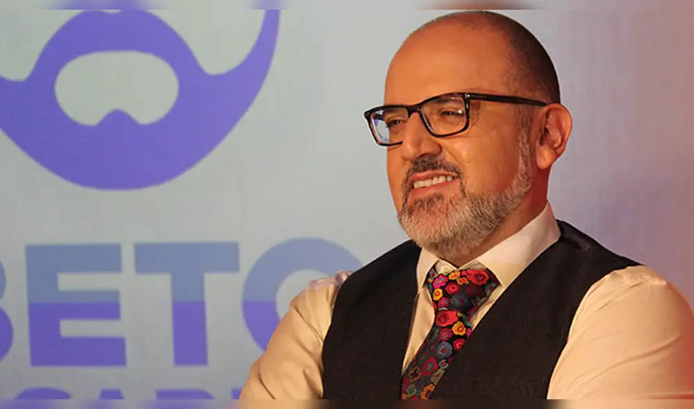 Beto Ortiz posa junto a Juan Zegarra en la Costa Verde.