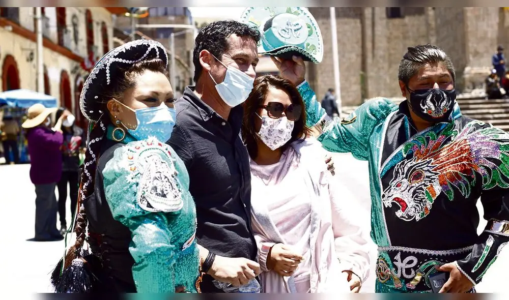 festival. La campaña de vacunación en Puno inició con un alegre pasacalle .