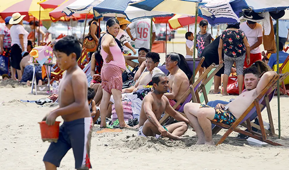 Ciudadanos no hacen caso a restricciones y acuden a playas