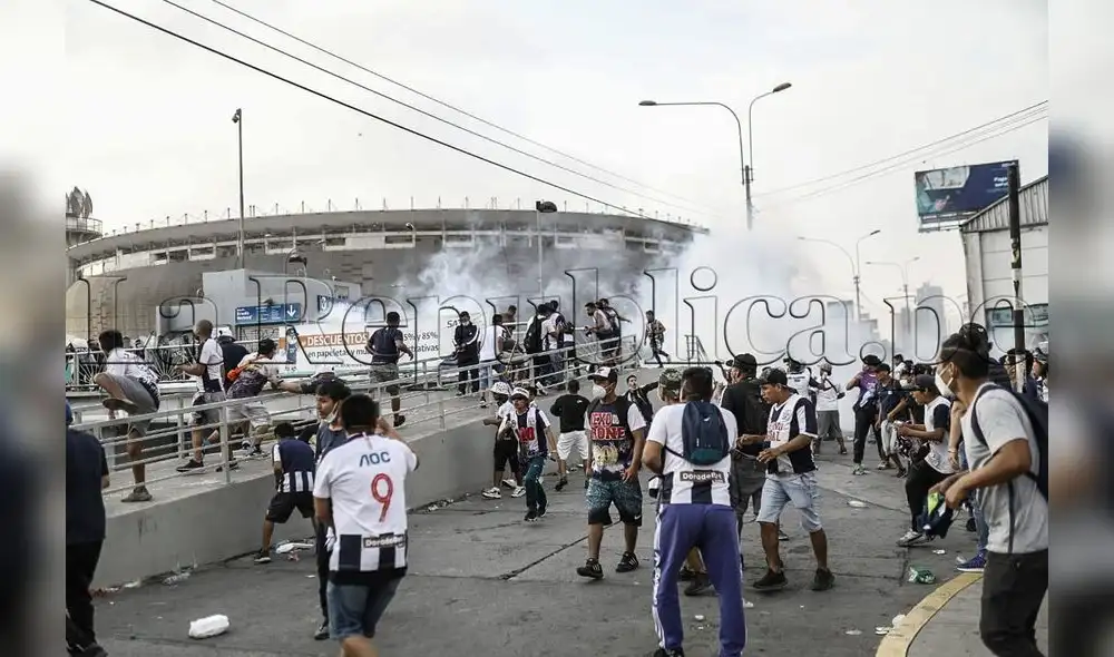 Reportaron disturbios en exteriores del Estadio Nacional. Foto: La República