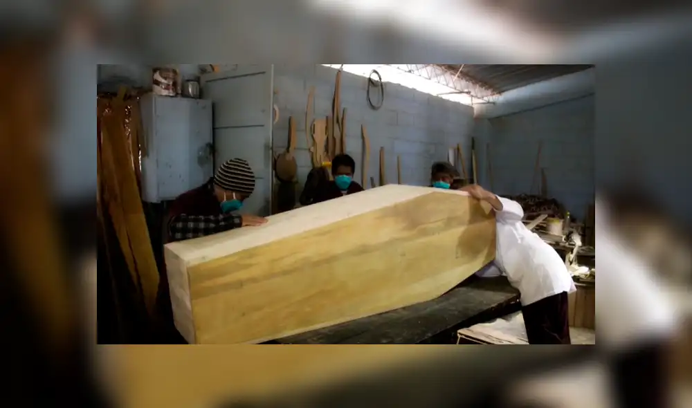 Internos de varios centros penitenciarios iniciaron la fabricación de ataúdes para fallecidos por COVID-19 en Ecuador. Internos de varios centros penitenciarios iniciaron la fabricación de ataúdes para fallecidos por COVID-19 en Ecuador.