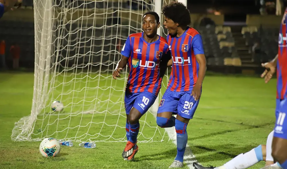 Alianza Universidad goleó 3-0 a Deportivo Llacuabamba y se afirma en la cima del Torneo Apertura con 15 puntos en 5 fechas. Foto: DeChalaca.