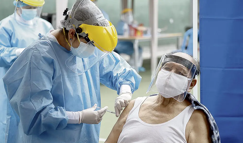 Contra el covid-19. El Gobierno sigue negociando con siete farmacéuticas a fin de asegurar las dosis necesarias para inmunizar a 24 millones de adultos. Fotos: Antonio Melgarejo/La República Contra el covid-19. El Gobierno sigue negociando con siete farmacéuticas a fin de asegurar las dosis necesarias para inmunizar a 24 millones de adultos. Fotos: Antonio Melgarejo/La República