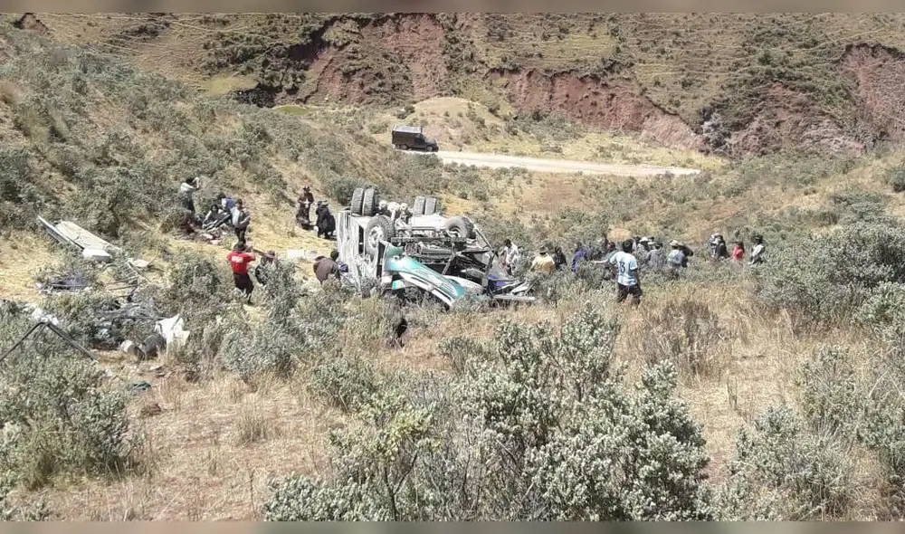 Tragedia en Áncash: 5 muertos y 9 heridos al caer bus a un abismo en la provincia de Huari