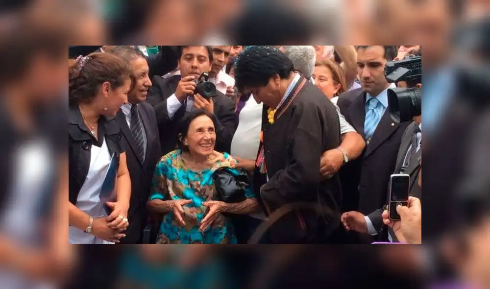 Evo Morales junto a su maestra Elva del Valle. Foto: ABI Evo Morales junto a su maestra Elva del Valle. Foto: ABI