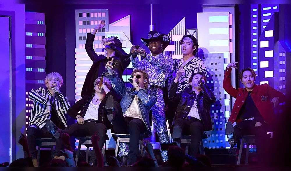 BTS se presenta en escenario de los Grammy 2020.