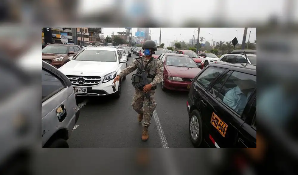 Policías y militares vienen custodiando el tránsito y el orden público durante el estado de emergencia. Foto: Reuters Policías y militares vienen custodiando el tránsito y el orden público durante el estado de emergencia. Foto: Reuters