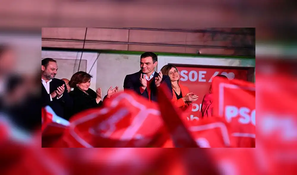 El líder del PSOE Pedro Sánchez (3i), su mujer Begoña Gómez (d), Carmen Calvo (2i), y José Luis Ábalos (i), celebran los resultados electorales. Foto: EFE