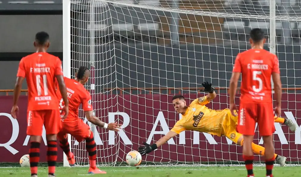 El portero de Cristal, Renato Solís, tapó el penal de Barcelona SC. Foto: Twitter El portero de Cristal, Renato Solís, tapó el penal de Barcelona SC. Foto: Twitter