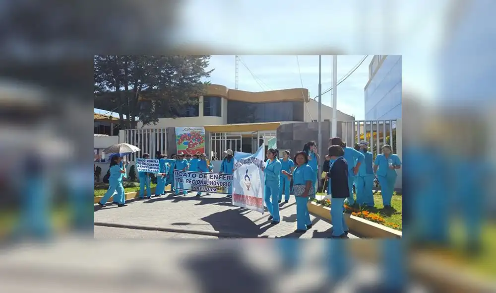 Enfermeras acatan huelga por aumento de remuneración