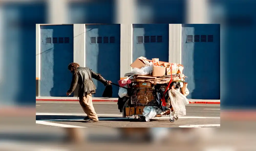 Mendigo hereda un millón de dólares, decide no cobrarlos y continúa viviendo en las calles