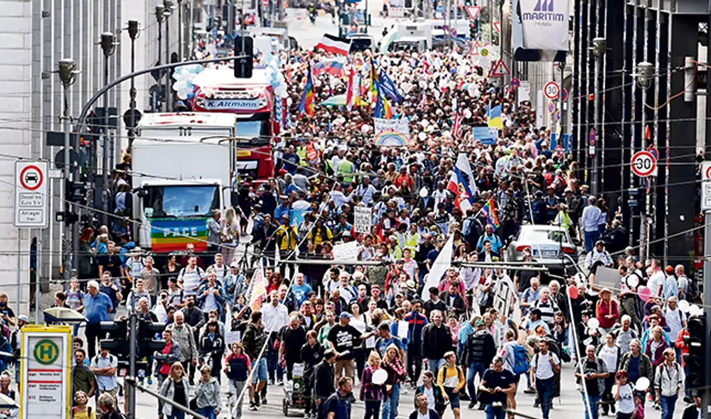 Descontento. Manifestantes reclamaban las medidas del gobierno de Ángela Merkel. Foto: AFP. Descontento. Manifestantes reclamaban las medidas del gobierno de Ángela Merkel. Foto: AFP.