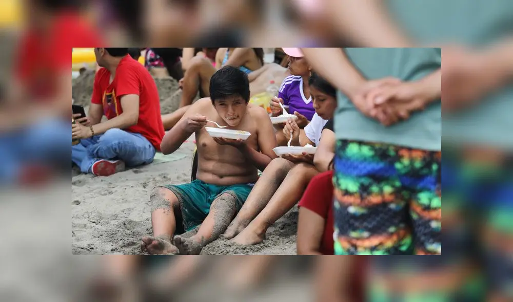 Agua Dulce se vio repleta de personas, quienes llegaron con sombrillas y muchas ganas de pasar el primer día del año. (Foto: Jorge Cerdán / La República)