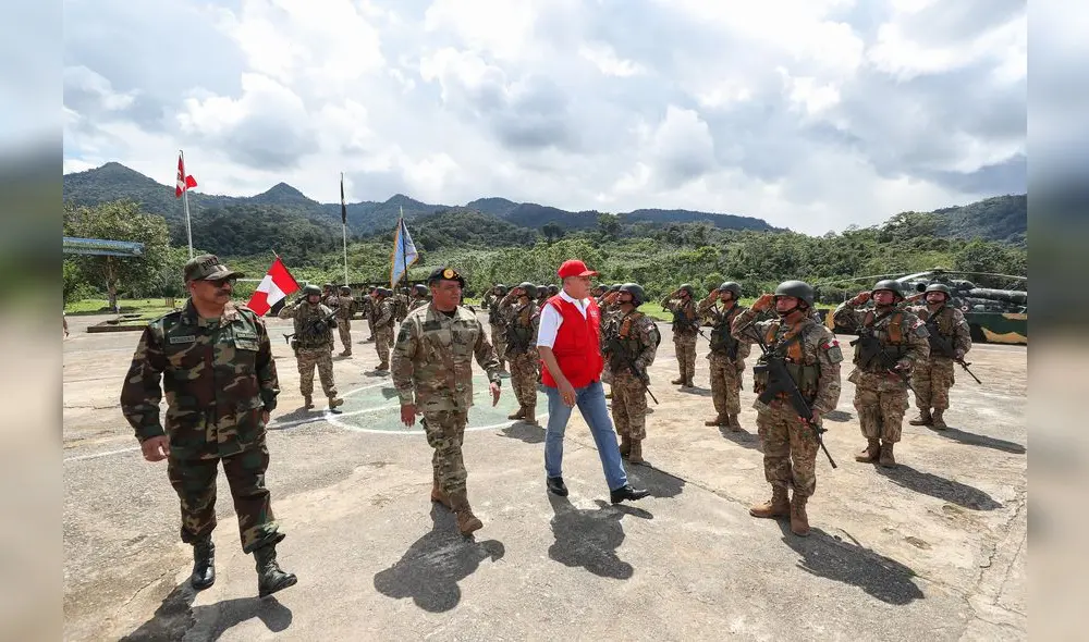 Inspección. Ministro de Defensa en El Tambo, en El Cenepa. Inspección. Ministro de Defensa en El Tambo, en El Cenepa.
