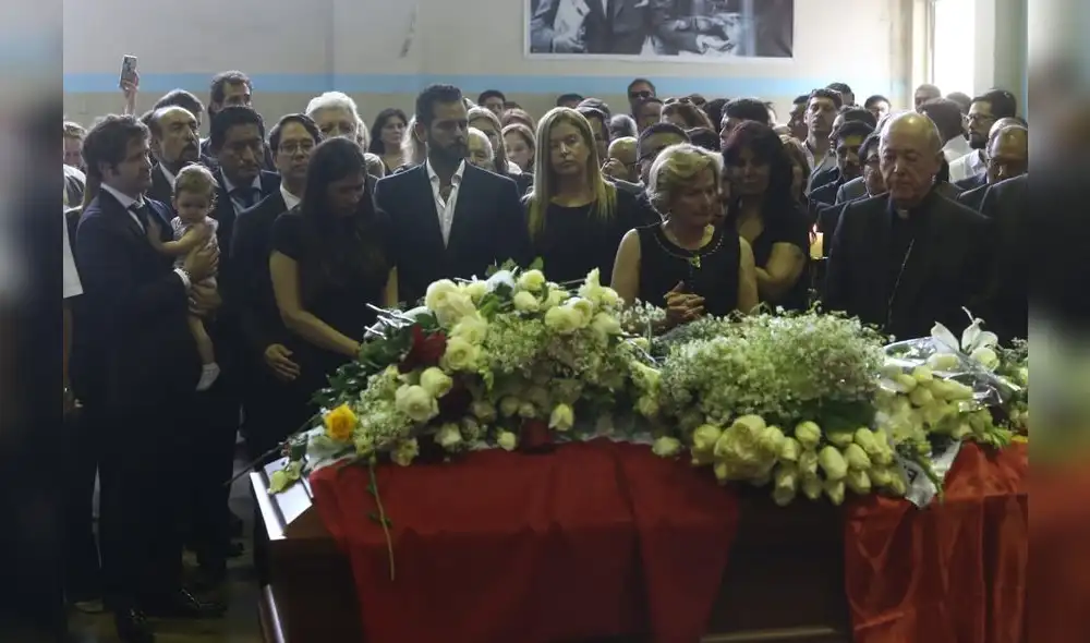 Personalidades políticas, militantes y público en general despiden a Alan García en la Casa del Pueblo. [FOTOS]