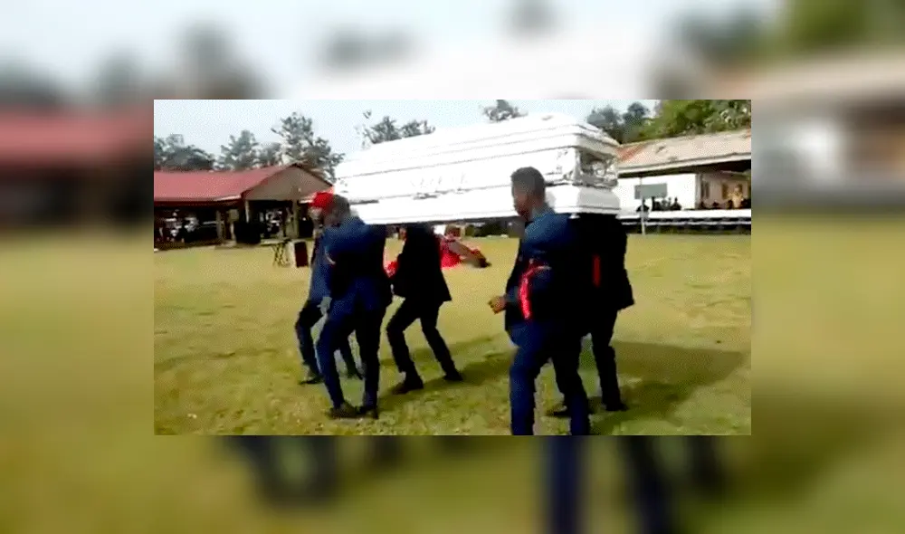 YouTube viral: hombres danzan con ataúd en hombros y un descuido hace que el cadáver caiga [VIDEO]